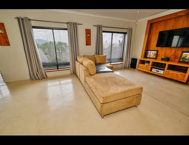 5 BEDROOM HOUSE FOR SALE IN VIERLANDEN